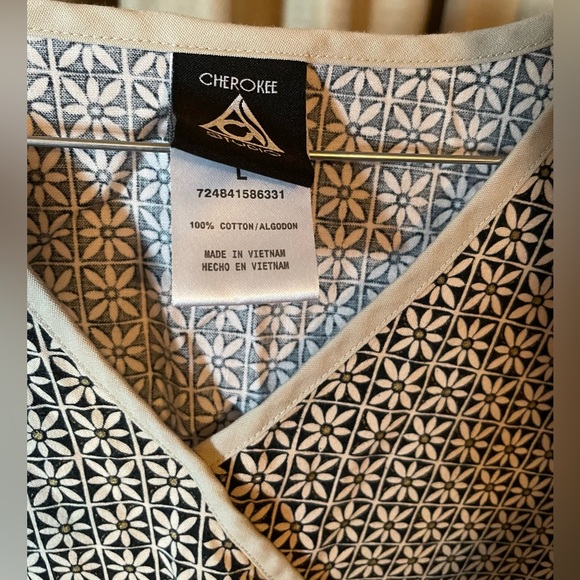 Cherokee Studio Scrub Top - Picture 3 of 3